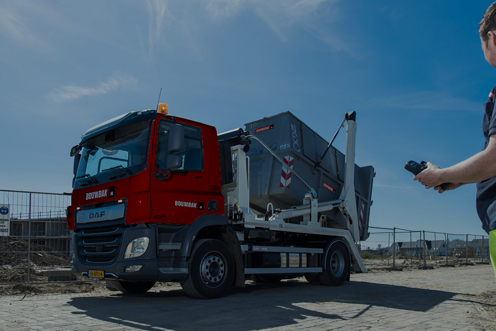 bouwbak vrachtwagen gesloten bouwafval container